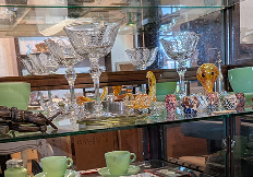 金唐革とガラス工芸品の展示