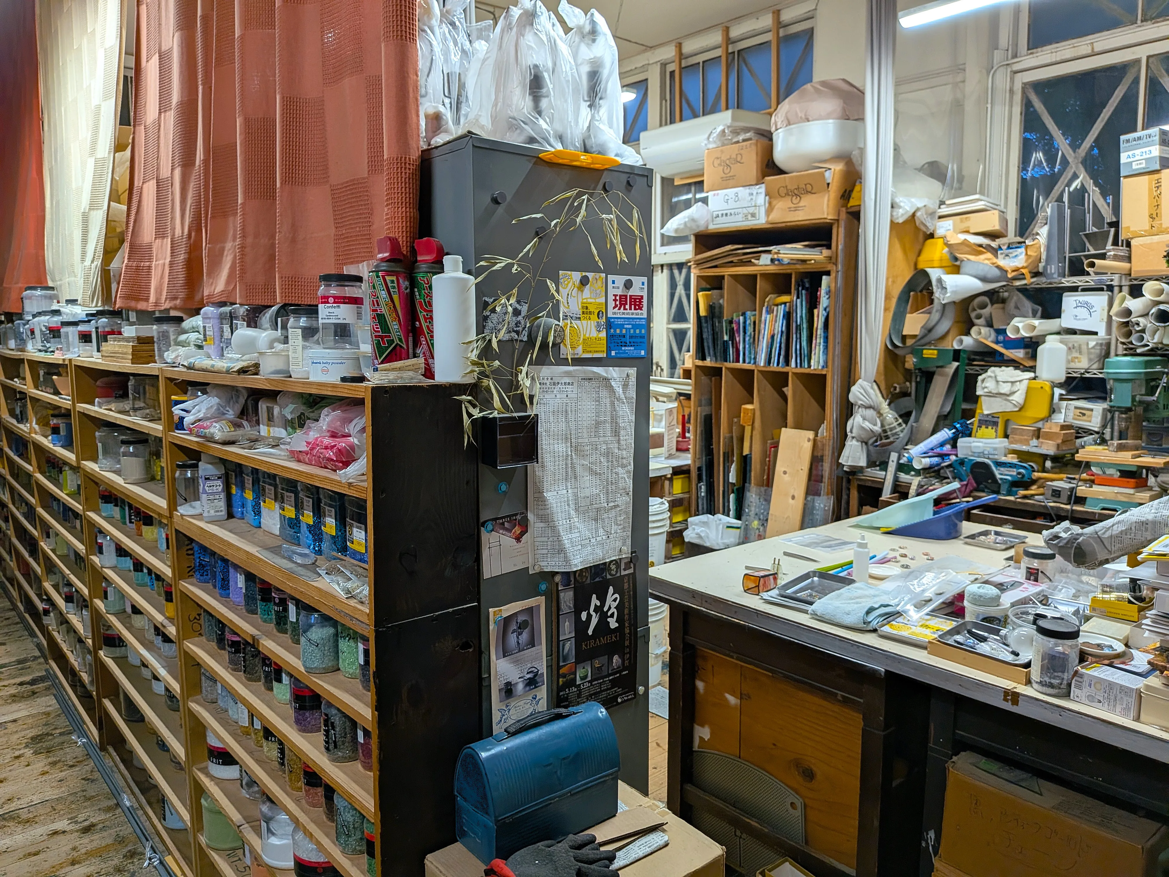 工房の入口と作業空間