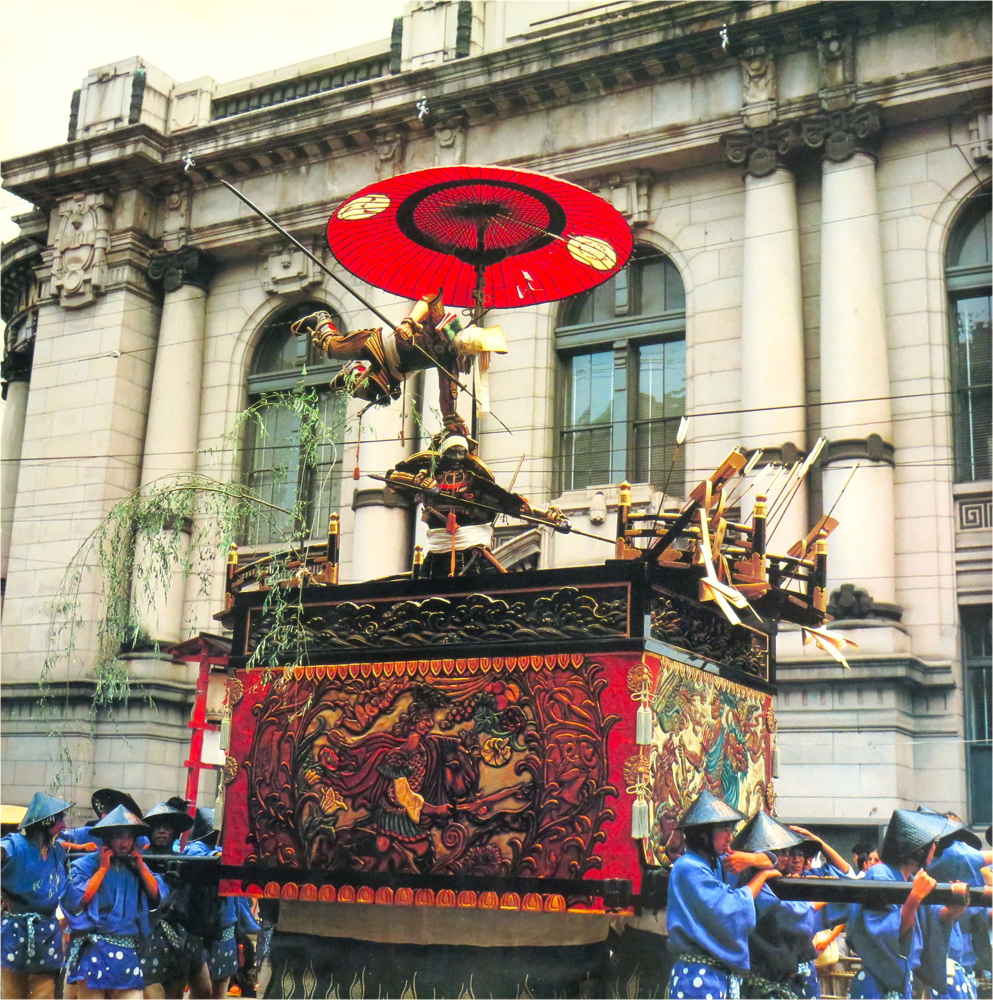 祇園祭りに使われている金唐革