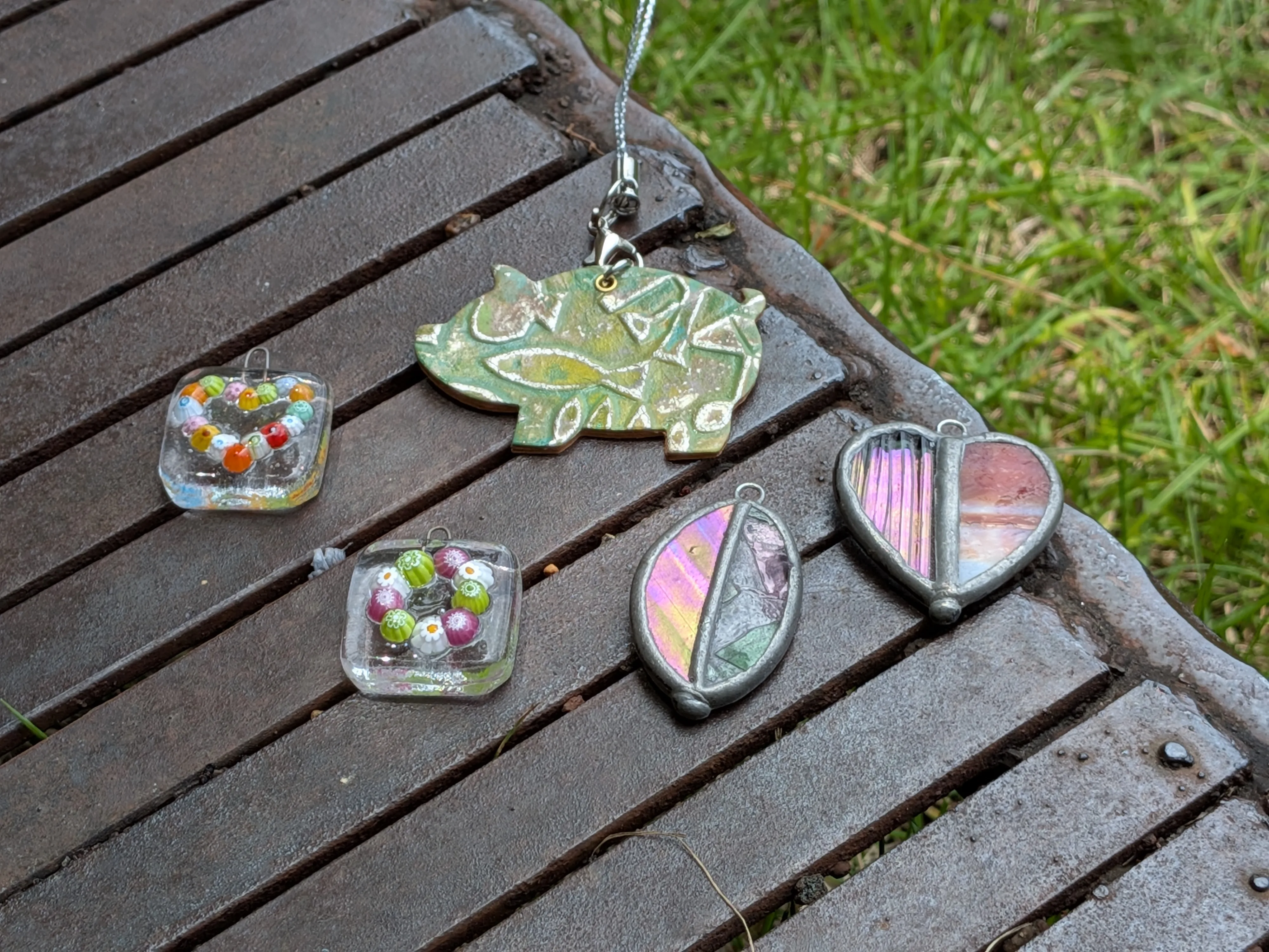 ガラス工芸品のペンダントと革細工の作品